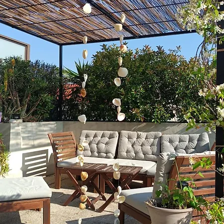 Calme Ouvrant Sur Magnifique Rooftop Проживание в семье *